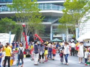重機に親子の行列　古河機械金属がイベント出展