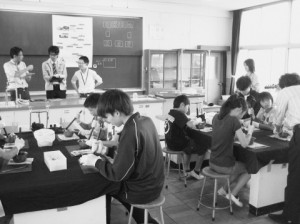 愛知製鋼、「鉄の教室」　小学生が磁石づくり