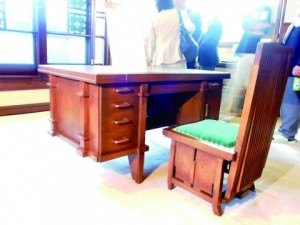ヨドコウ迎賓館、机・椅子など展示品披露