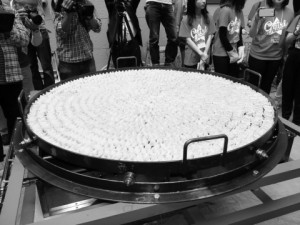 全国餃子祭で”大鍋”が登場　新日鉄住金八幡が協力
