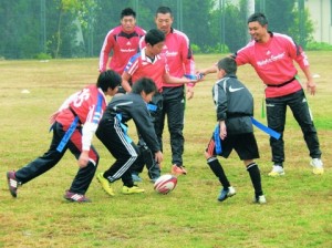 コベルコスティーラーズ、宮城で復興支援活動　子供たちとタグラグビー交流会