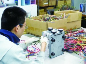 大阪府電気工事組合がNPO法人　電線スクラップ剥離作業　障がい者自立を支援　雑線国内リサイクル促進も