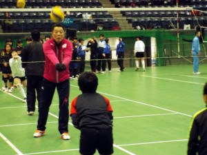 指導する全日本女子の眞鍋監督