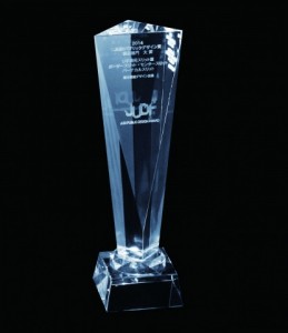 受賞トロフィー