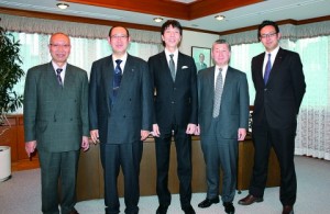 古賀オール、人気マジシャンの前田さん　震災復興チャリティーでマジック披露