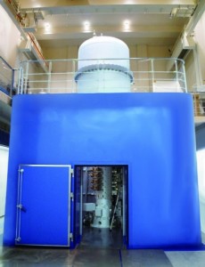 日立製作所、世界最高性能の電子顕微鏡開発　高機能材開発に貢献