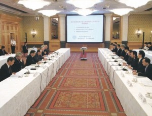 宮沢経産相、エネ最適構成を検討　鉄鋼首脳と懇談