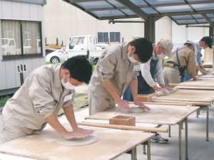 関東スチール、手打ちそばイベント　新入社員５人参加　近隣住民が舌鼓