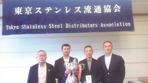 東ス協、春季ゴルフ　新田氏優勝　産業新聞社杯を贈呈