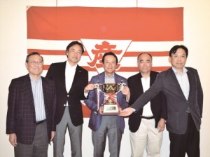 産業新聞社共催　東鉄連親睦ゴルフ大会、京橋鉄友会が団体優勝　小西氏は個人もＶ