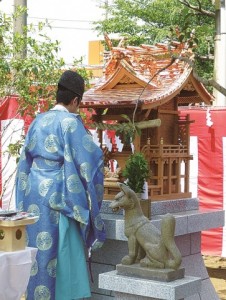 コベルコマテリアル銅管、稲荷神社で遷座祭　秦野工場60人参列