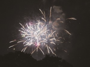 東海まつり　鉄鋼３社が協賛　10万人を超す観衆が楽しんだ　4000発の花火夜空を飾る