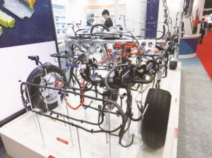 東京モーターショー開幕、環境・安全対応技術競う　非鉄各社も多数出展　アルミを使用した車も披露