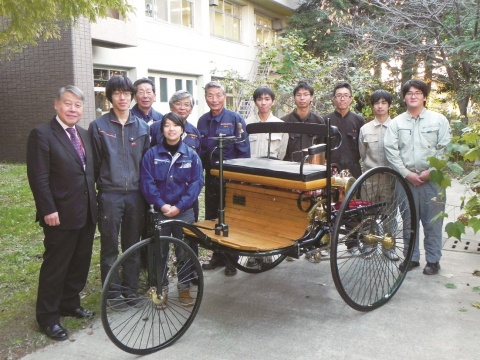 産業技術短大が複製 世界初のガソリン自動車「ベンツ1号車」 大阪モーターショーに出展
