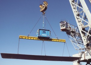 神鋼物流、建築用吊荷方向制御装置　国内初　港湾荷役に導入　作業の安全性向上