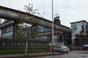 中国鉄鋼メーカー、生産停止の情報錯綜
