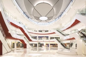 天井材に金属製屋根材が採用された「エキスポシティ・光の広場」（写真提供 （株）竹中工務店）