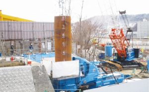 新日鉄住金、ジャイロプレス工法　2000ミリ径鋼管杭初採用　北海道の河川改修　工期5分の1に短縮