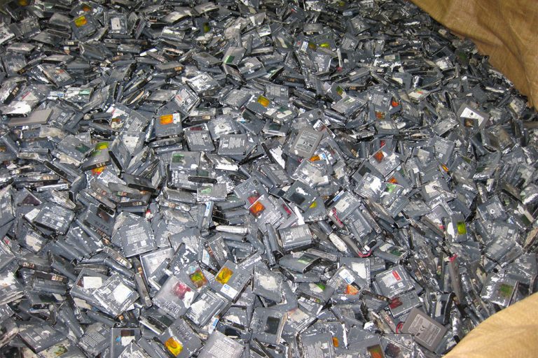 「未来へ　見出す活路　ＬｉＢリサイクル」　原料ほぼ全量輸入　安定調達に不安　採算確保へ大量集荷重要