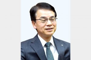 「トップに聞く　住友金属鉱山　野崎明社長」電池材料、月産1万トンへ　資源・製錬は量的拡大戦略