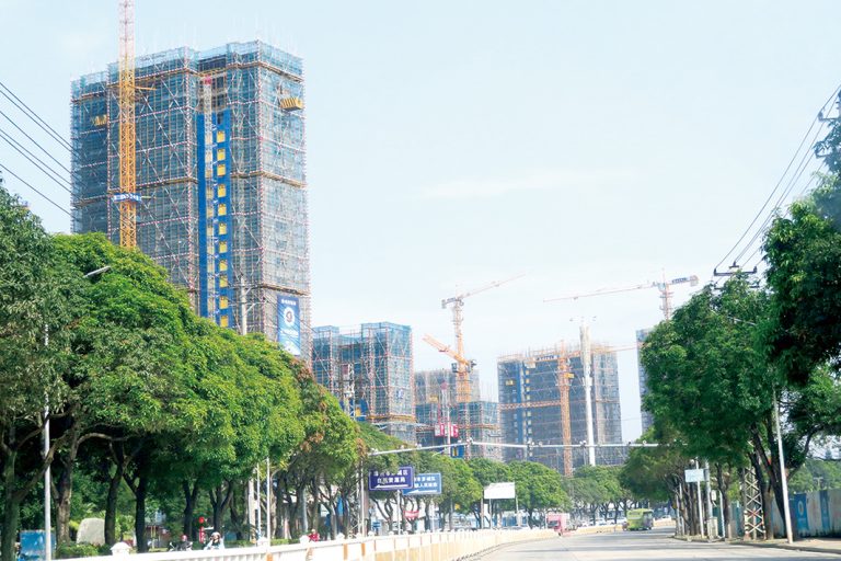 中国鉄鋼業危うい好況　景気対策受け設備投資急増　能力増、過剰供給懸念高まる