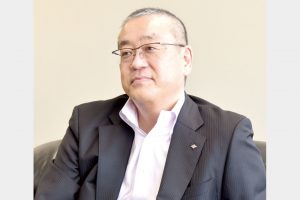 「財務・経営戦略を聞く　神戸製鋼所専務　勝川四志彦氏」来年度通期黒字化へ　新中計テーマ　ＣＯ2削減新技術磨く