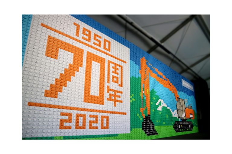日立建機日本　70周年記念アートがギネス世界記録認定　折り紙の油圧ショベル5304個使用