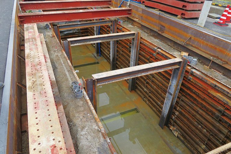 ＪＦＥ建材　補強リング不要の矩形立杭　支保工タイプ初施工