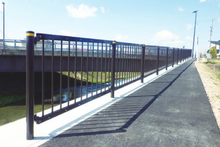 JFE建材　耐雪型勾配自在柵　東北で初採用