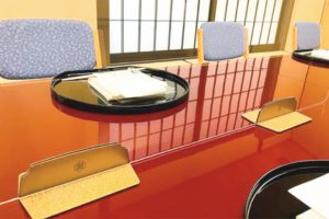 日本製鉄の意匠性チタン　東洋ステンレス研磨工業コラボ　飛沫防止板スタンドに採用
