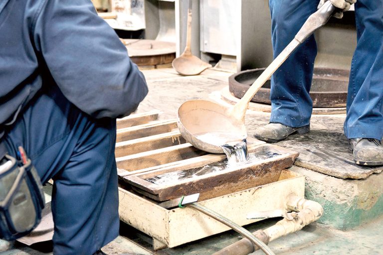 つなぐ、企業の未来／事業承継・M＆Aのいま／株式譲渡した合金メーカー／雇用維持を最優先に選択／重複分野でシナジー効果も