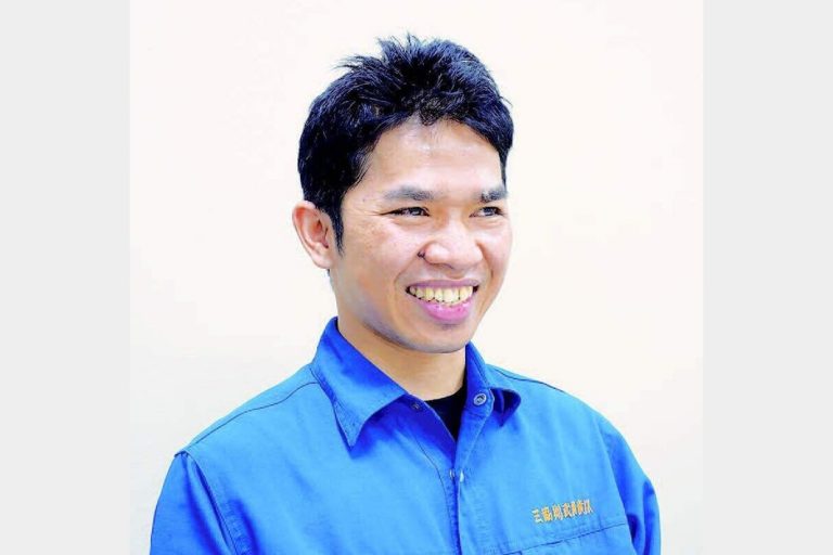 鉄鋼業界で働く／グローバル人材編　インタビュー／今後の目標などを話すアルベルトさん／高い技術力に強く憧れ