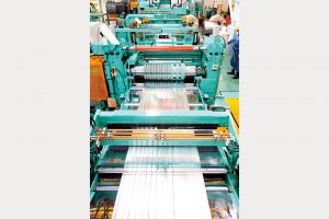 工場ルポ／スリッター4基を更新／仁淀鉄鋼・東京工場／自動化推進、技能継承も意識
