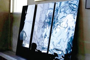 東洋ステンレス研磨　3Ｄ意匠パネル開発　オロル発色ステンレス使用