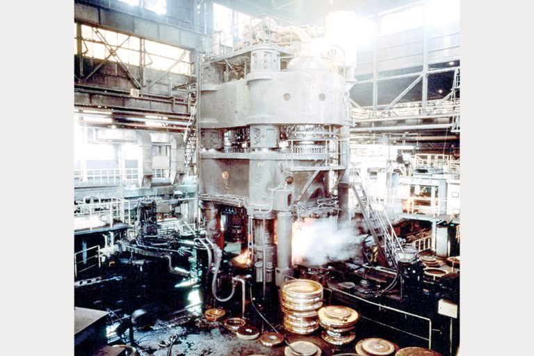 工場ルポ／日本製鉄関西・製鋼所／国内唯一の鉄道車両輪軸製造拠点／ミル更新、圧延精度向上