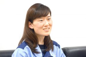 鉄鋼業界で働く／女性営業職編／インタビュー（上）／加工現場の迫力に驚き／「鉄の身近さ」を実感