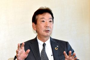 総合商社　資源トップに聞く／■住友商事■／資源・化学品　事業部門長　坂本　好之氏／中下流含め事業機会探る／グリーンアルミ　マレーシア以外でも検討