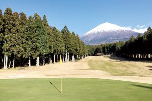 つなぐ、企業の未来／事業承継・Ｍ＆Ａのいま／異業種、ゴルフ事業に進出／本業支える「盾と矛」に／蓄積した経験、ノウハウが次の投資へ