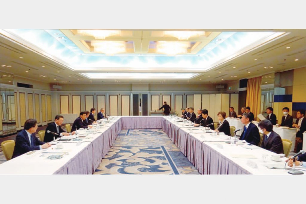 西村・経産相、鉄鋼業と懇談会　脱炭素投資、支援を確認　米通商問題など議題に