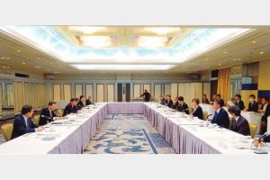 西村・経産相、鉄鋼業と懇談会　脱炭素投資、支援を確認　米通商問題など議題に