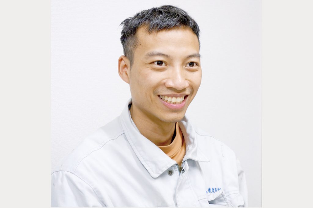 鉄鋼業界で働く／グローバル人材編／インタビュー／「できる仕事」に変わる喜び／慎重に溶接を行う