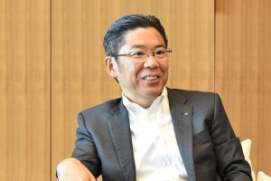 総合商社　金属トップに聞く／丸紅・金属本部長　土屋大介氏／収益拡大へ鉄鉱石・銅増強／北米の電池リサイクル事業着々と