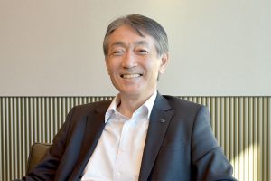 非鉄新経営　新たな成長に向けて／日本軽金属ＨＤ社長／岡本一郎氏／複合的技術で商品展開／地産地消軸に欧州市場も視野