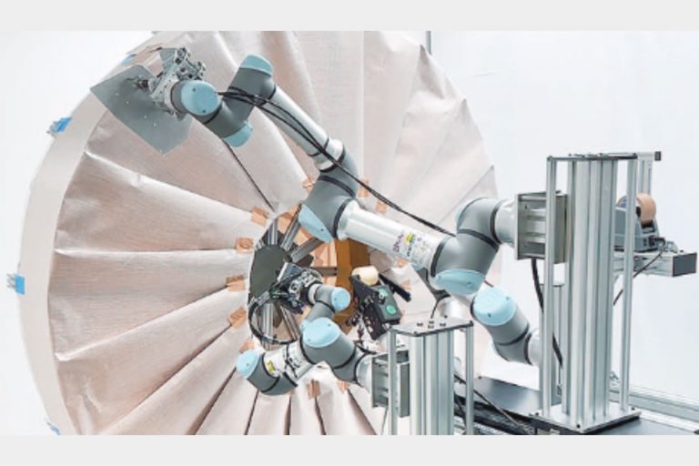 スチールプランテック　冷延コイルの紙梱包ロボ　紙折り業務完全自動化