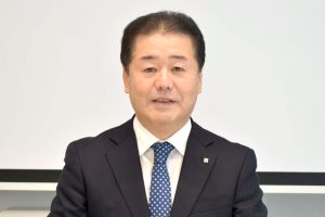 非鉄新経営　変化を好機に／YKKAP社長　魚津彰氏／来夏、木製サッシ投入／主要製造所、順次再生炉に