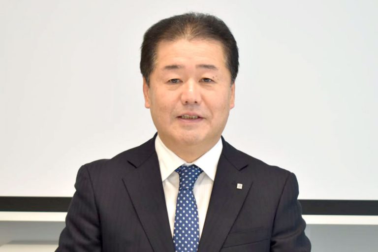 非鉄新経営　変化を好機に／YKKAP社長　魚津彰氏／来夏、木製サッシ投入／主要製造所、順次再生炉に