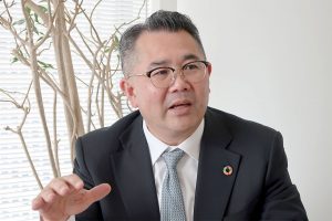 鉄鋼新経営　変化を好機に／東京製鉄社長／奈良暢明氏／田原酸洗再稼働で下期増／コラム・厚板とも扱い伸びる