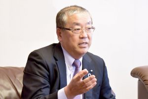 新社長に聞く／神戸製鋼所　勝川四志彦氏／CN好機に「成長追求」へ／素材・機械系ともに「稼ぐ力」強化