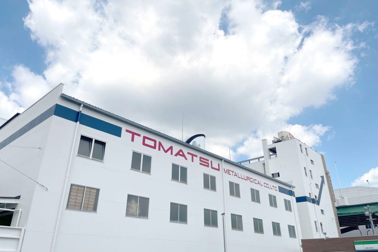 戸松冶金、100周年へ進化示す 伸銅倉庫の外壁塗り替え 矢印で成長表現