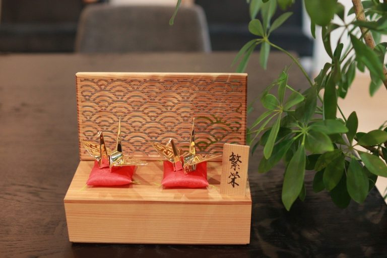 金・銀めっきのサンルミナス/「金の折り鶴」で地元活性化/クラファン返礼品 大隅産業の銅板使用/地元インターン生と連携